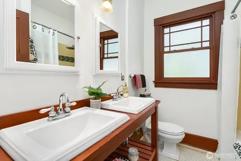 4329 5th Avenue NE Seattle WA 98105