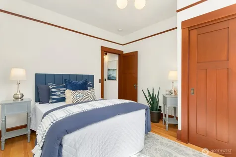4329 5th Avenue NE Seattle WA 98105