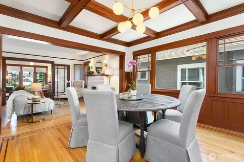 4329 5th Avenue NE Seattle WA 98105