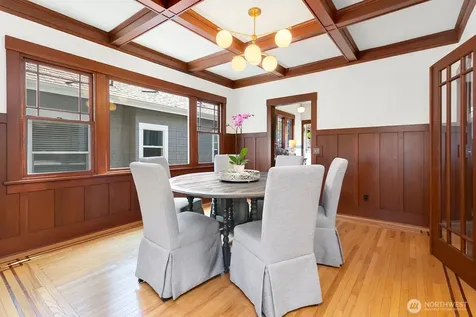 4329 5th Avenue NE Seattle WA 98105