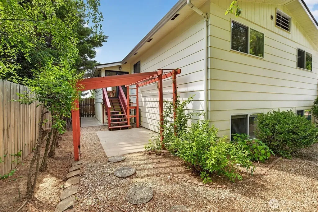 909 N James Avenue East Wenatchee WA 98802