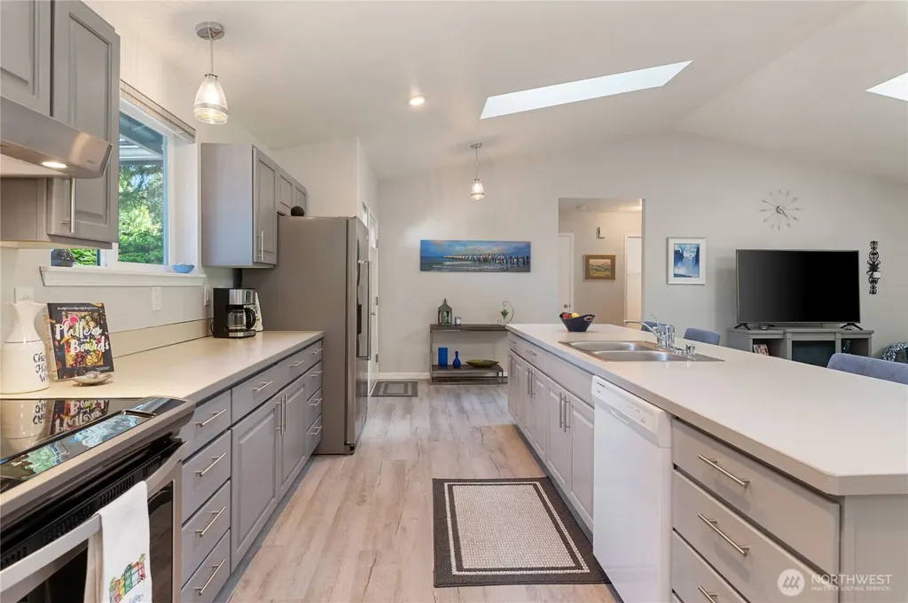 41 E Rainier Drive Allyn WA 98524