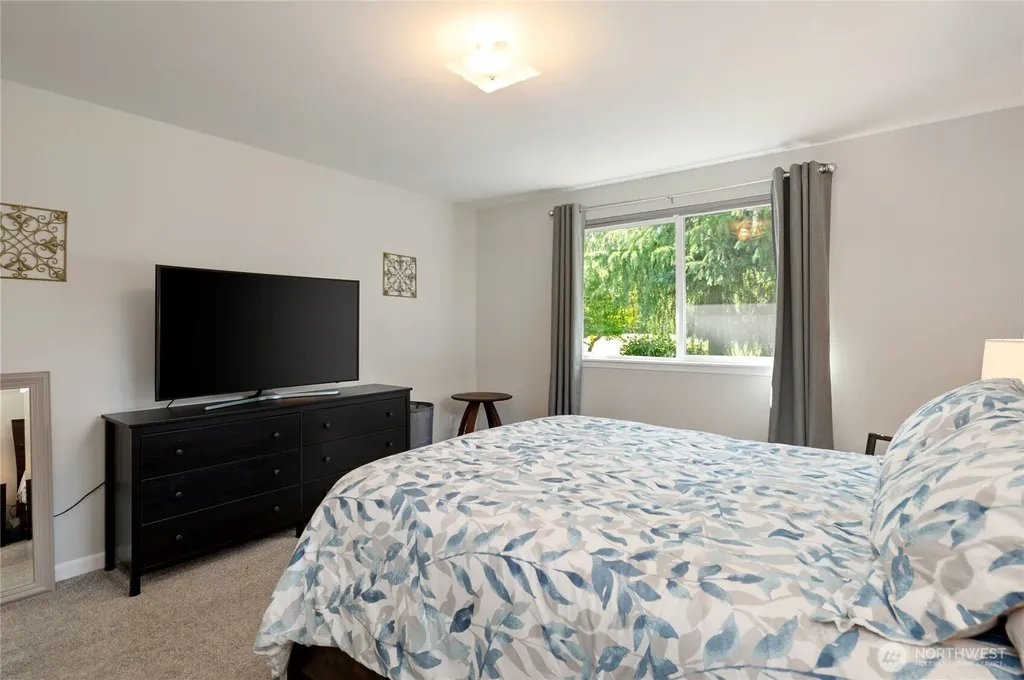 41 E Rainier Drive Allyn WA 98524