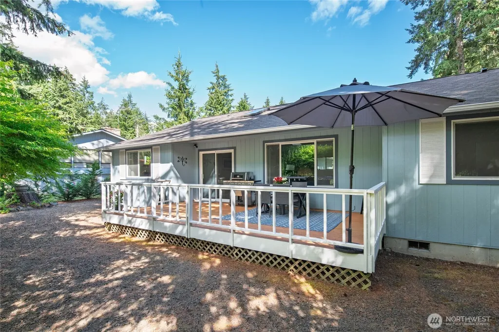 41 E Rainier Drive Allyn WA 98524