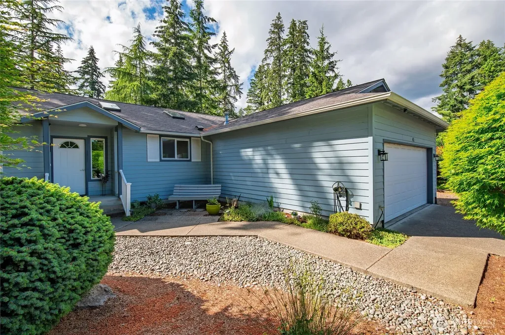 41 E Rainier Drive Allyn WA 98524