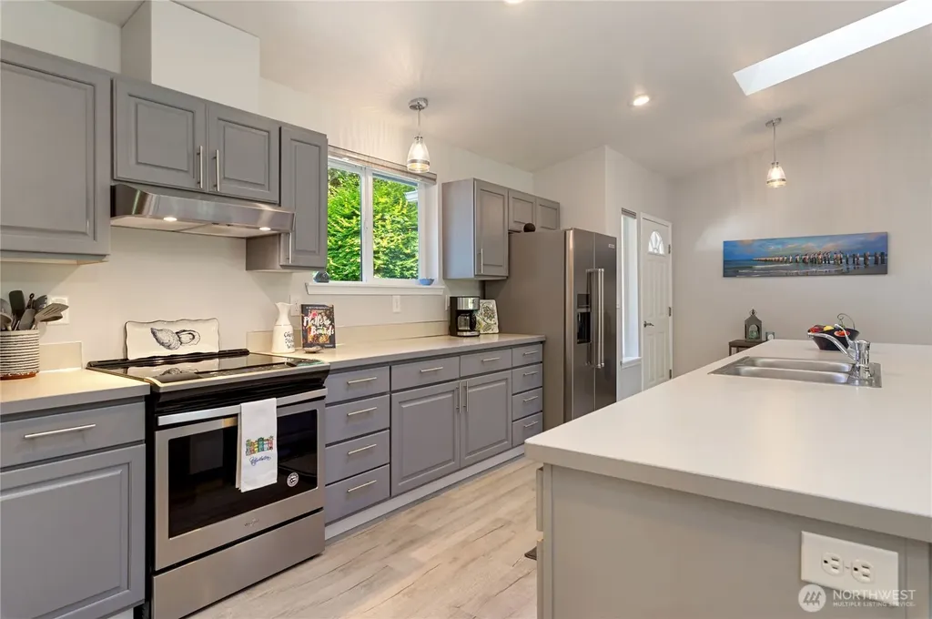 41 E Rainier Drive Allyn WA 98524