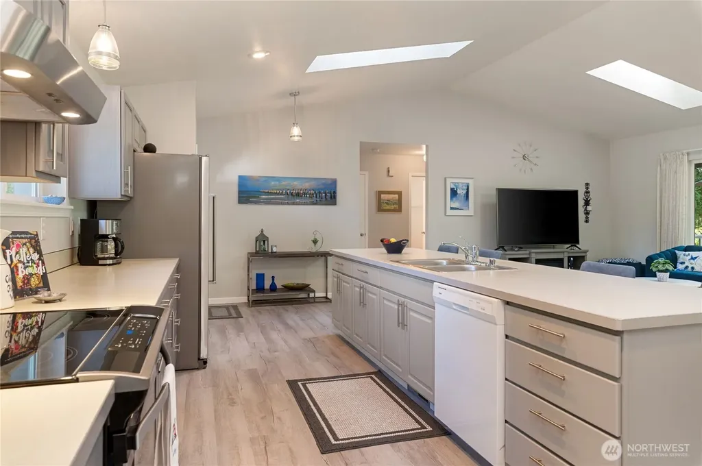 41 E Rainier Drive Allyn WA 98524