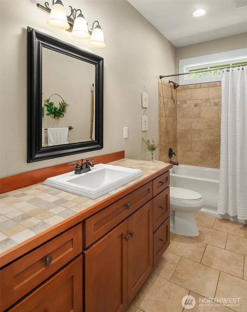 2312 NE Solar View Court Poulsbo WA 98370