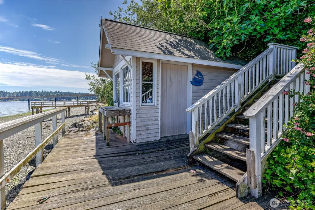 18512 Angeline Avenue NE Suquamish WA 98392