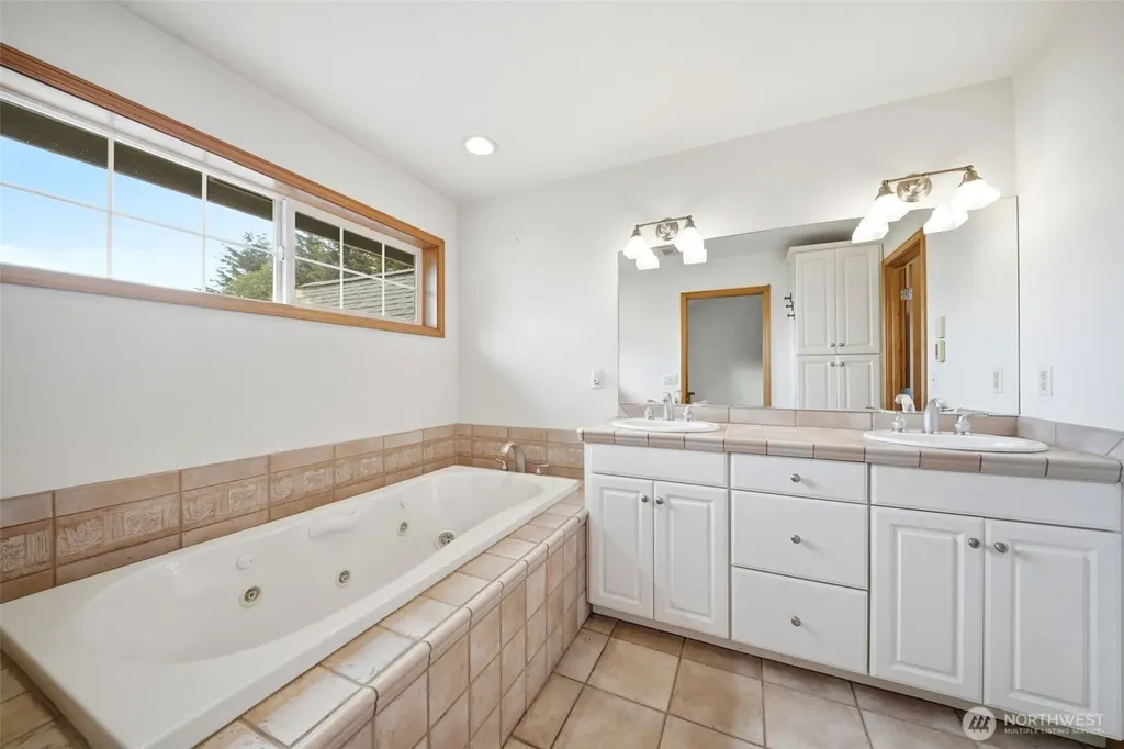 966 Lookout Road Castle Rock WA 98611