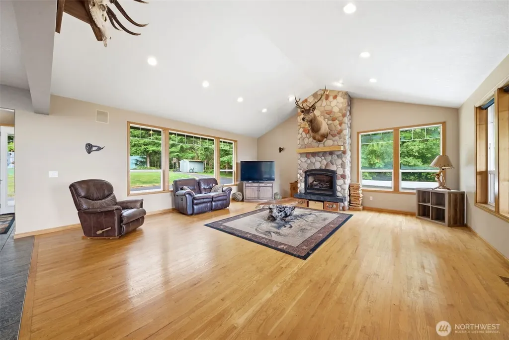 966 Lookout Road Castle Rock WA 98611