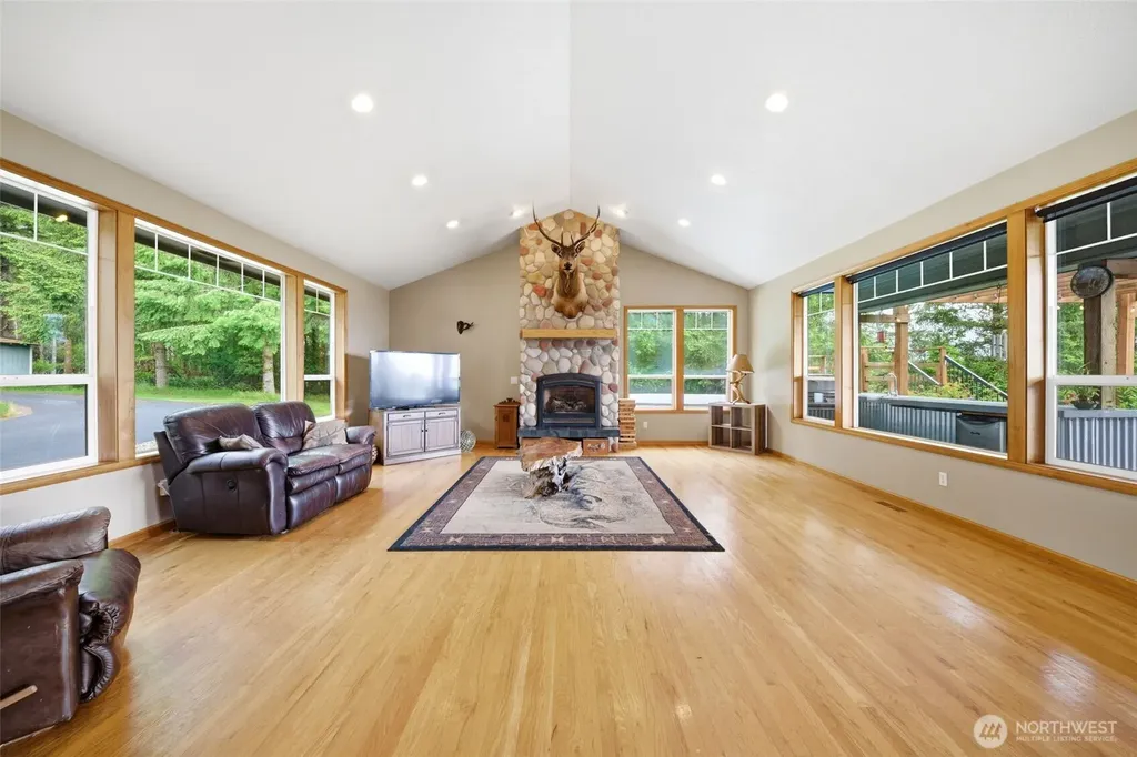 966 Lookout Road Castle Rock WA 98611