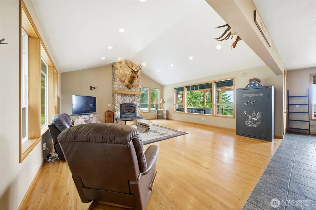 966 Lookout Road Castle Rock WA 98611