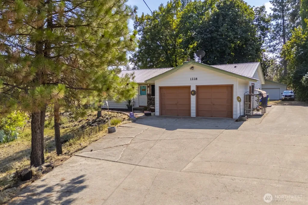 1228 E Lake Street Medical Lake WA 99022