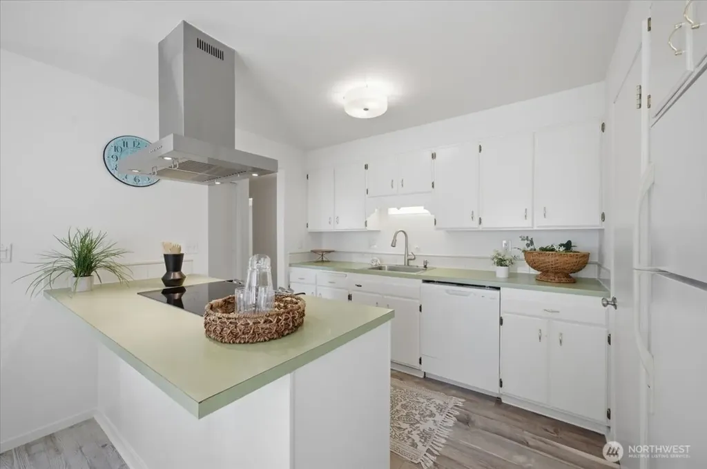 914 6th Avenue N Seattle WA 98109