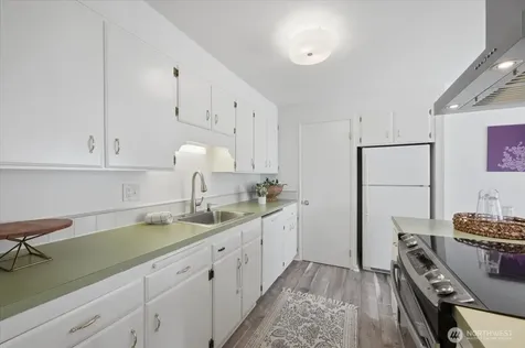 914 6th Avenue N Seattle WA 98109