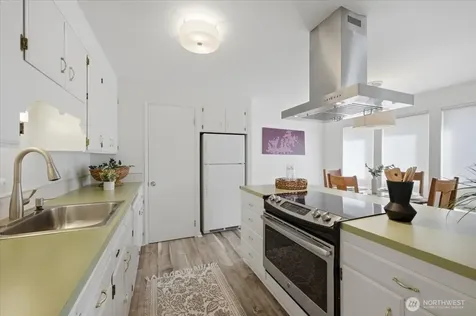 914 6th Avenue N Seattle WA 98109