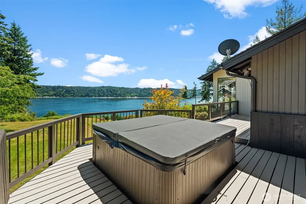 12715 Hallstrom Drive NW Gig Harbor WA 98332