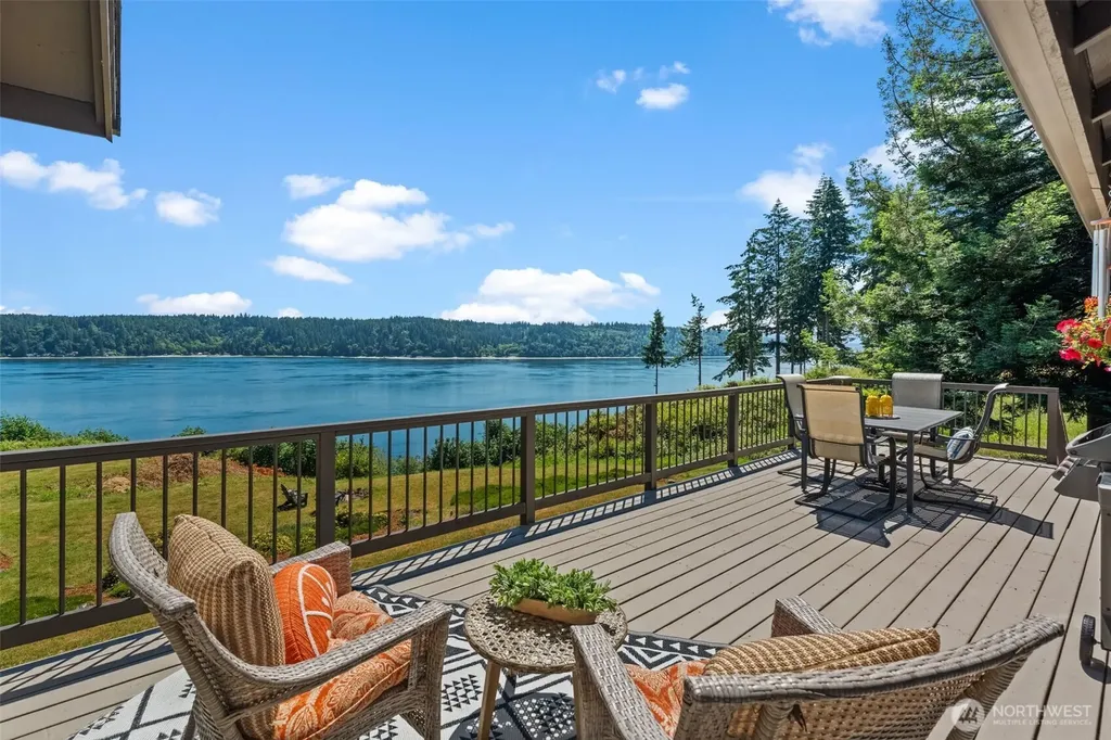 12715 Hallstrom Drive NW Gig Harbor WA 98332
