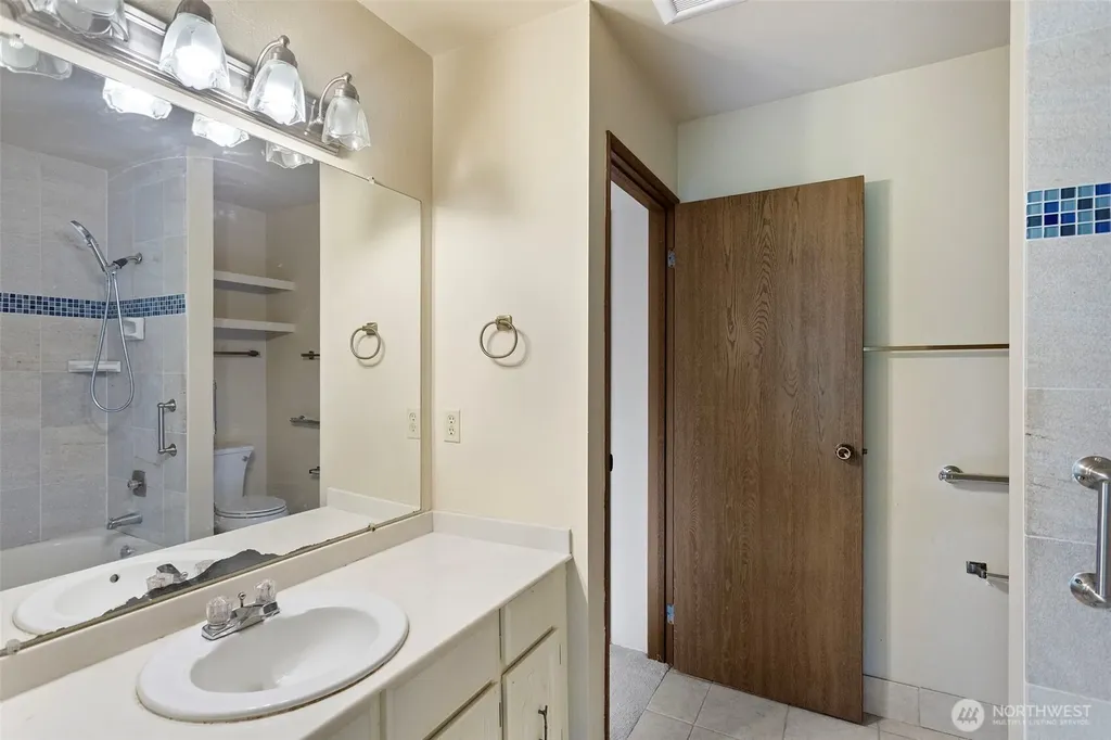 22703 Lakeview Drive Mountlake Terrace WA 98043