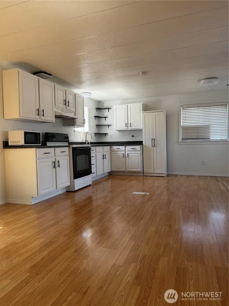 415 Lakeview Lynnwood WA 98087
