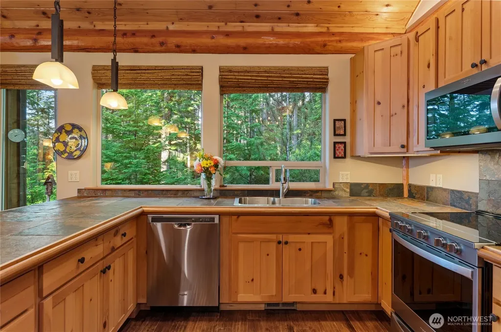 31 E Bowsprit Lane Union WA 98592