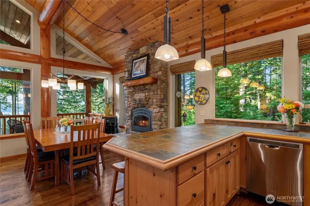 31 E Bowsprit Lane Union WA 98592
