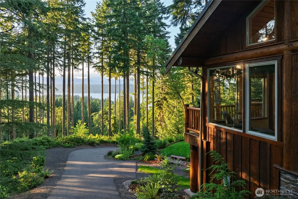 31 E Bowsprit Lane Union WA 98592