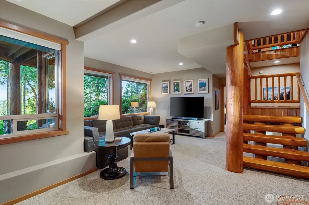 31 E Bowsprit Lane Union WA 98592
