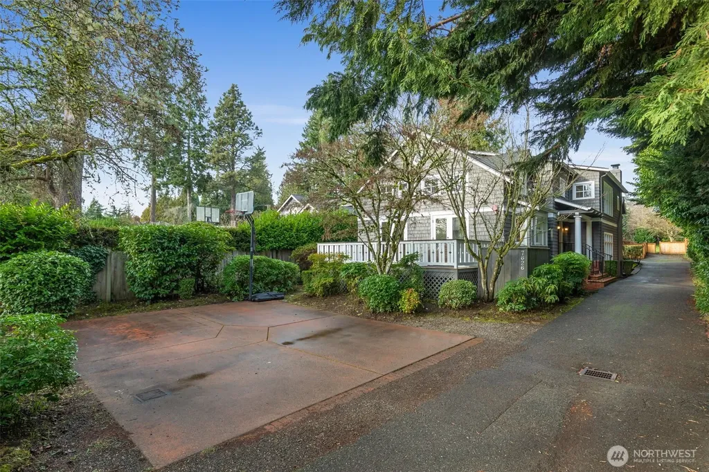 7626 NE 8th Street Medina WA 98039