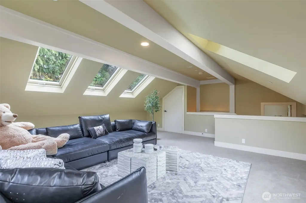 7626 NE 8th Street Medina WA 98039