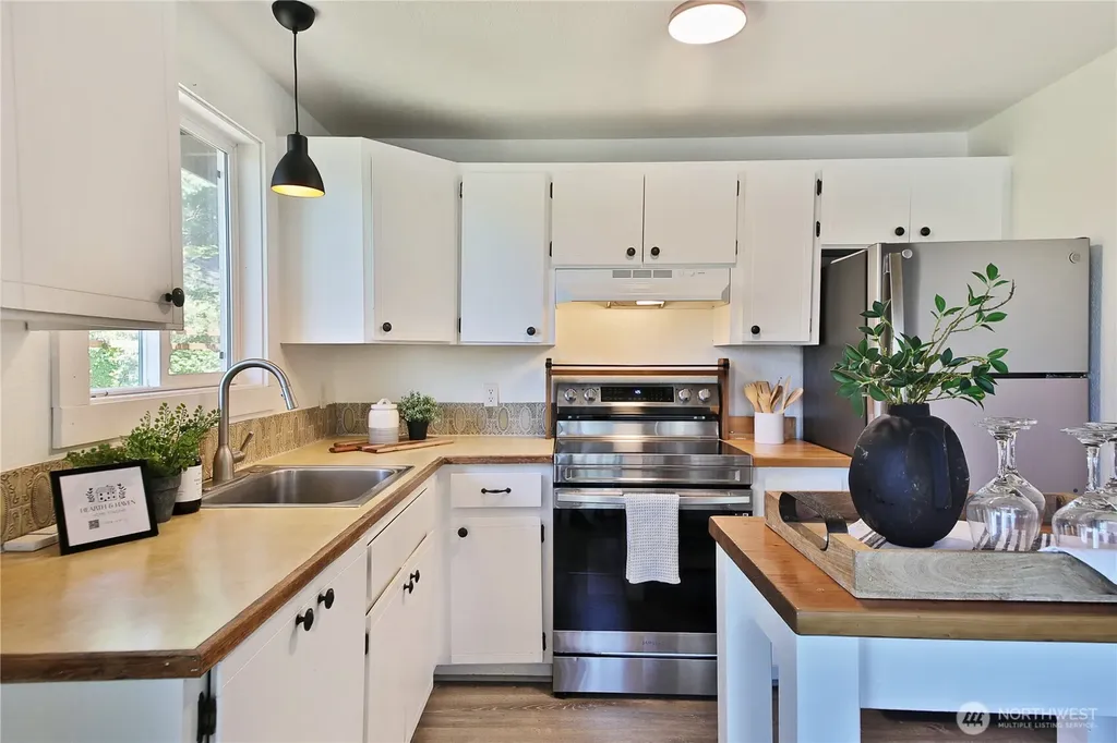 569 Otter Way Freeland WA 98249