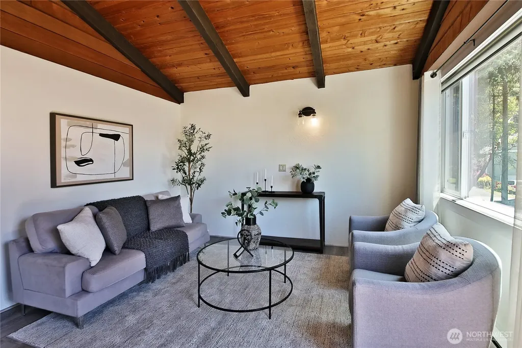 569 Otter Way Freeland WA 98249