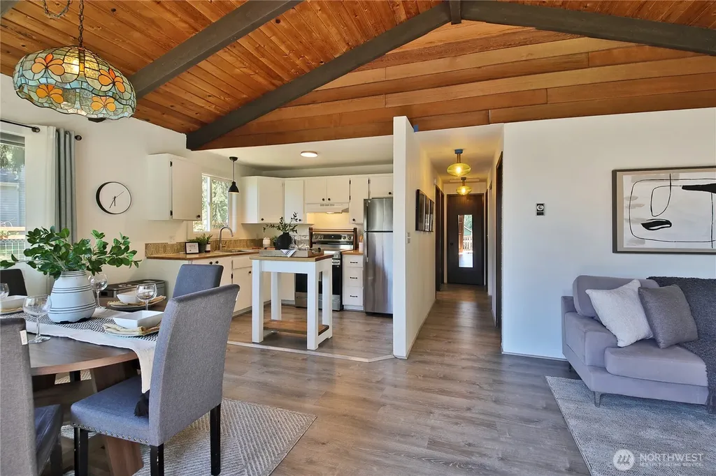 569 Otter Way Freeland WA 98249