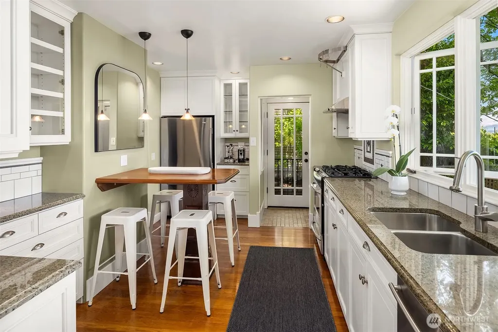 618 37th Avenue Seattle WA 98122