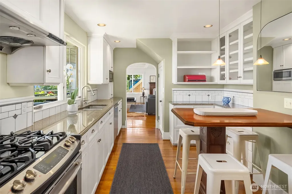 618 37th Avenue Seattle WA 98122