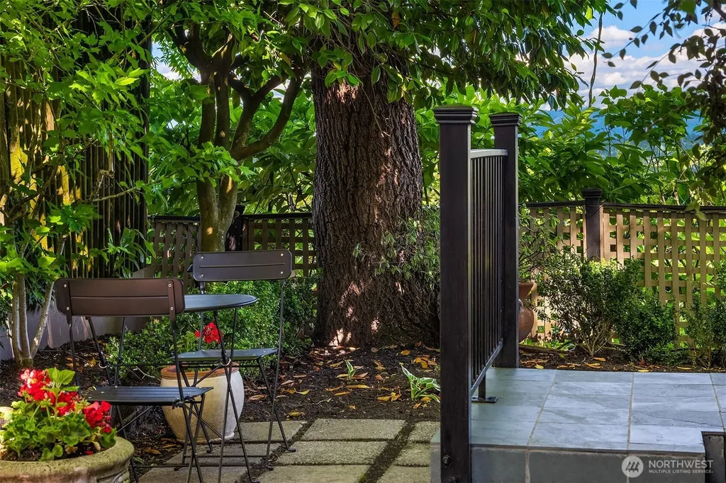 618 37th Avenue Seattle WA 98122