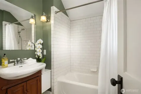 618 37th Avenue Seattle WA 98122
