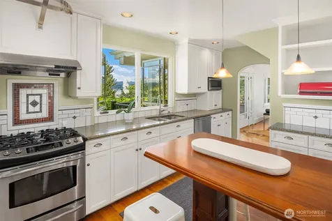 618 37th Avenue Seattle WA 98122