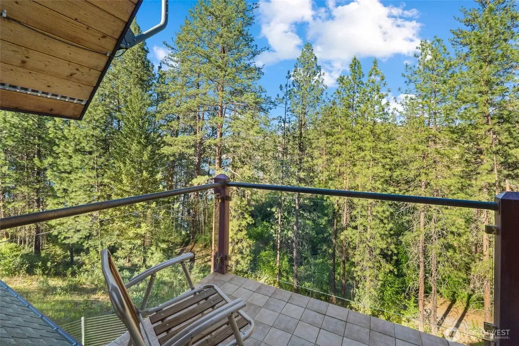 41840 Porcupine Bay Road N Davenport WA 99122