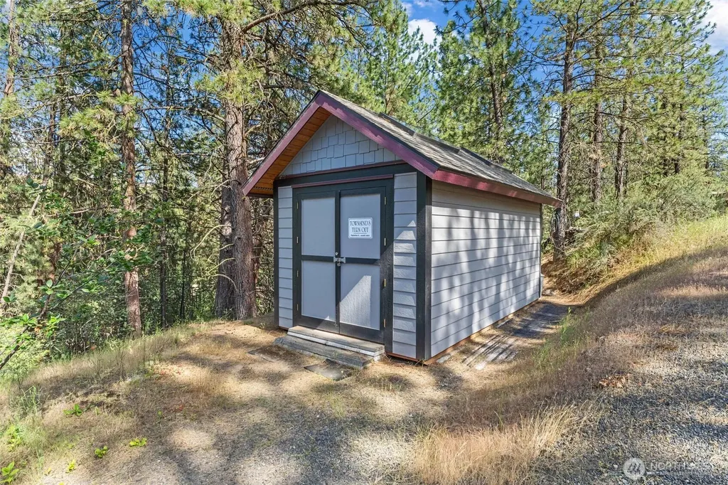 41840 Porcupine Bay Road N Davenport WA 99122