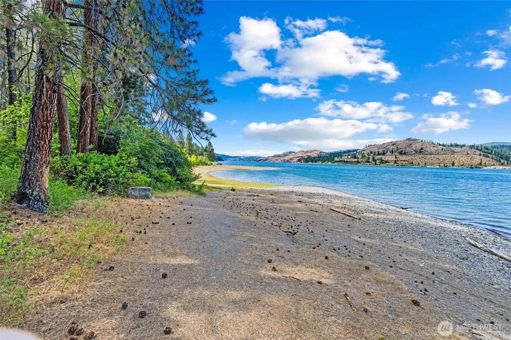41840 Porcupine Bay Road N Davenport WA 99122