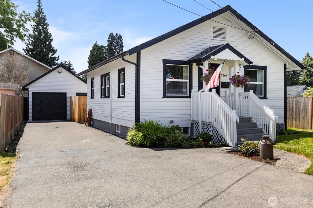 706 Harrison Street Sumner WA 98390