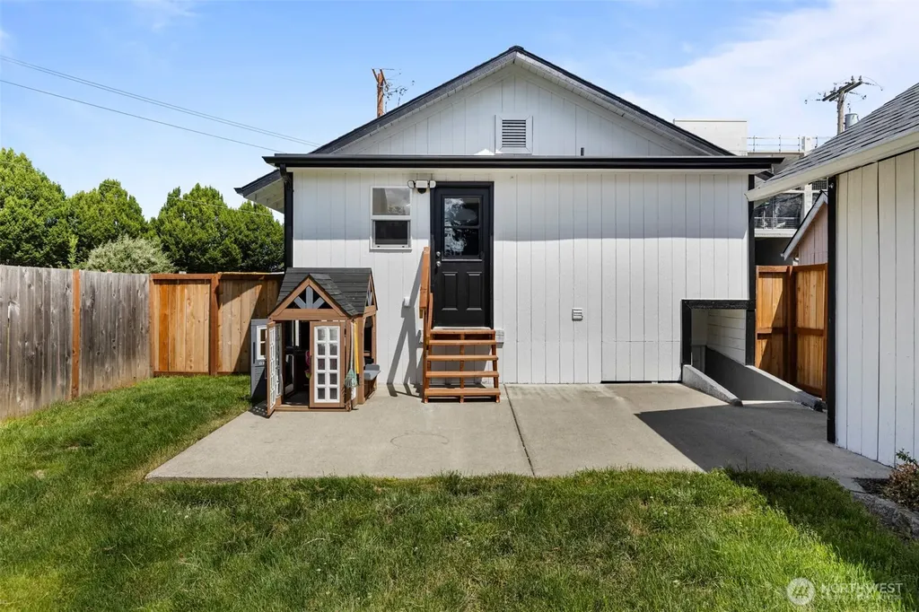 706 Harrison Street Sumner WA 98390