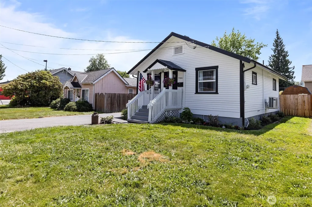 706 Harrison Street Sumner WA 98390