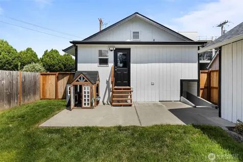 706 Harrison Street Sumner WA 98390