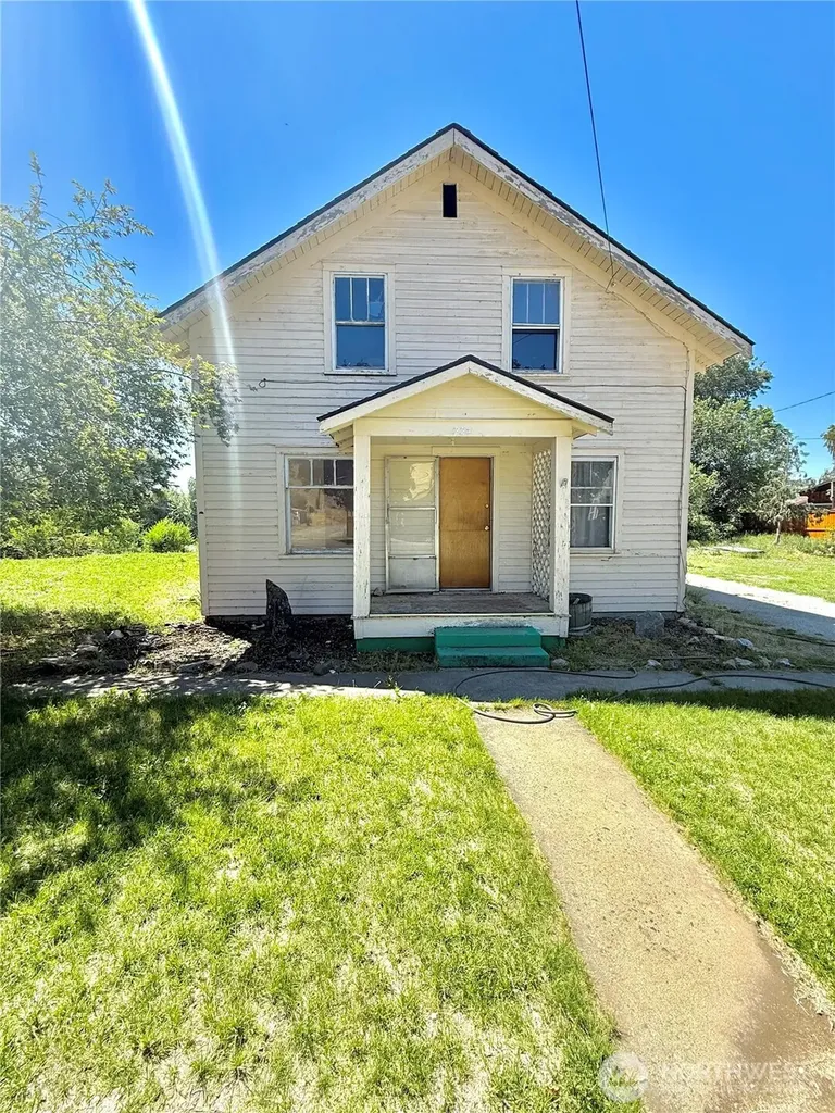 224 Bartlett Avenue E Omak WA 98841