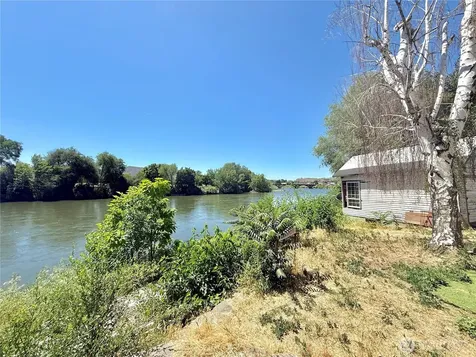 224 Bartlett Avenue E Omak WA 98841