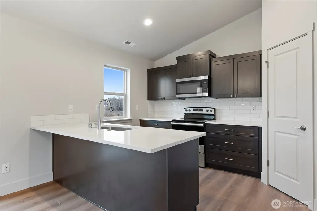 202 N Sandy Loop Moses Lake WA 98837