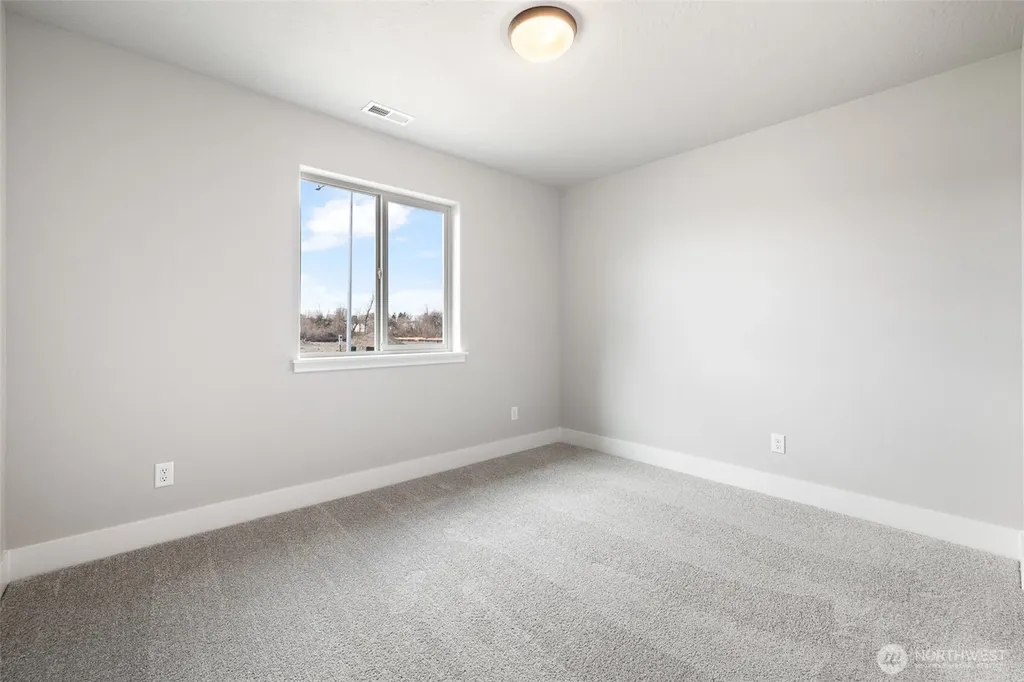 215 Lessor Loop Moses Lake WA 98837